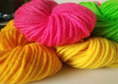 O uso do deslizador faz crochê a linha fio acrílico colorido de 4 dobras para tricotar manualmente