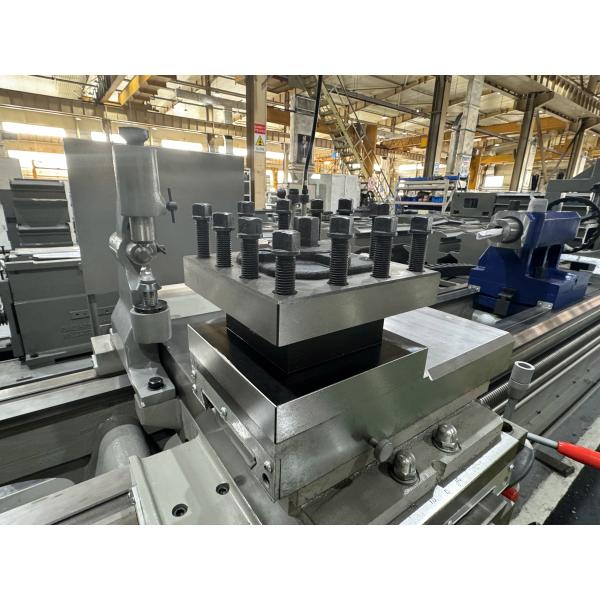 Le tour de tournage des métaux lourds CW6163B Machine de découpe des métaux Tour manuel horizontal de haute précision