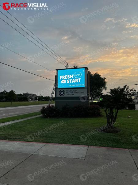 Cartelera LED para exteriores OA Series P5.7 – Diseño de bajo consumo y baja emisión de calor con acceso de servicio frontal/trasero y montaje en pared
