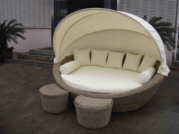 Luxury Comfortable Roofed Cane Daybed , Wicker Garden Oval Daybed