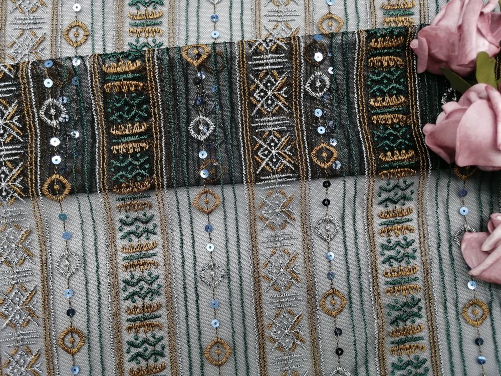 Геометрическая картина шнурует покрашенный маркизет Sequin ткани вышивки