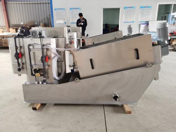 Vente au détail et exploitations agricoles Traitement des eaux usées industrielles Machine de déshydratation des boues à vis avec une productivité de 10 à 15 m3/h