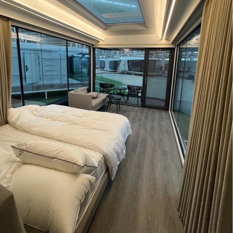 Luxury Modern Steel Structure Solar Powered Waterproof Space Capsule for Hotel and House Use