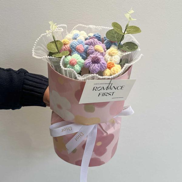 Birthday Gift Handmade Knitted Woolen Flower Bouquet Roses Gift for Girls and Best Friends Graduation Finished Product Creative Valentine's Day and for Teachers