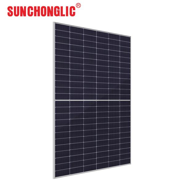Un panneau solaire à 182 cellules de 600 W. 144 Tb et 1500 V.