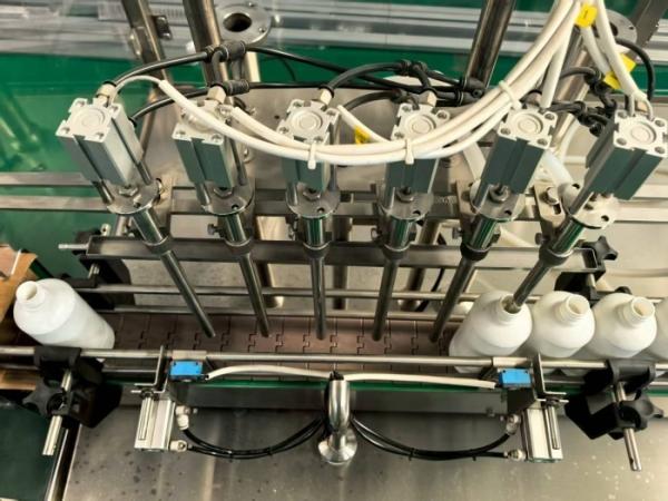 Máquina Llenadora de Líquidos para Botellas de Plástico/Vidrio de 100-500ml con Función Automática de No-Botella-No-Lavado, No-Presión, No-Llenado, No-Tapado, No-Parada