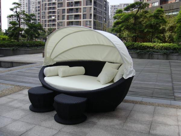 Luxury Comfortable Roofed Cane Daybed , Wicker Garden Oval Daybed