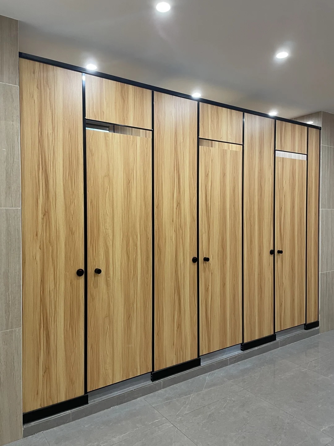 1. Waterproof HPL Public Toilet Stall Partition High‑Pressure Laminate Restroom Divider for Shopping Center