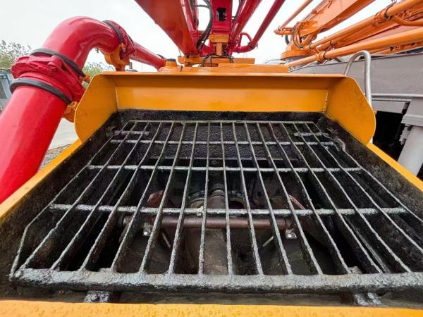 Pompe à béton d'occasion Sany 21 mètres rouge de 2013 avec châssis Benz