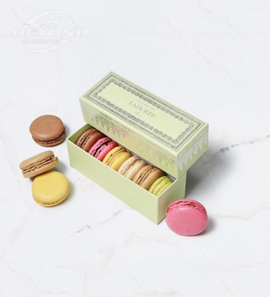 Des biscuits au chocolat en vrac, des macarons, des boîtes-cadeaux, du papier, des souvenirs de mariage.