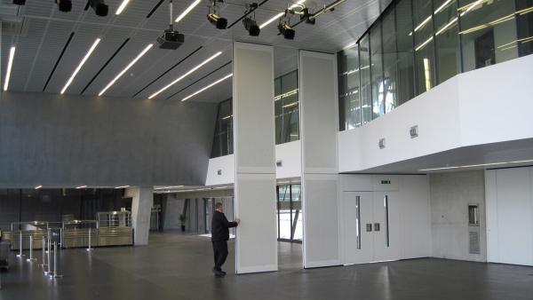 Panneaux de mur acoustiques mobiles cloisons coulissantes insonorisées optimiser les environnements de bureau et d'hôtel