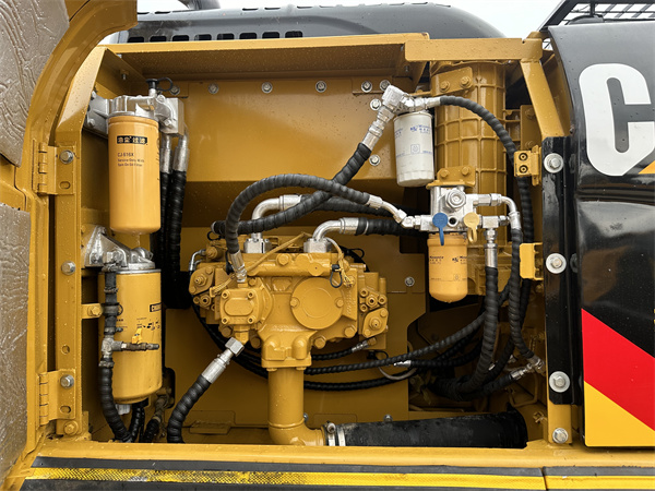 Crawler Moving Type Used Caterpillar Excavator 320D2 for Your Construction Needs