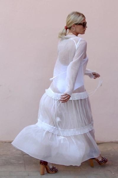 A praia sexy diáfano das mulheres da forma da roupa cobre veste-se acima