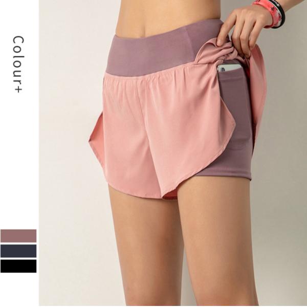 Женщины фитнеса йоги разминки резвятся добыча спортзала замыкают накоротко с внутренним карманом