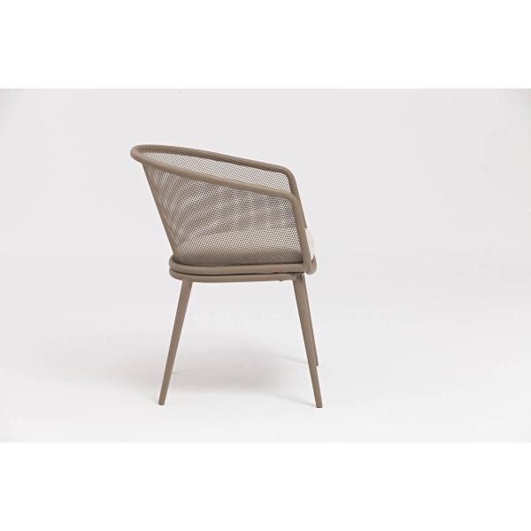 Silla de comedor de hierro para asientos al aire libre coloridos en un restaurante moderno