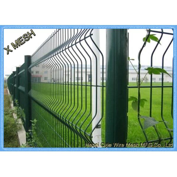 Зеленый порошок покрыл сталь проволочной изгороди панелей загородки ячеистой сети покрытую периметром сваренную