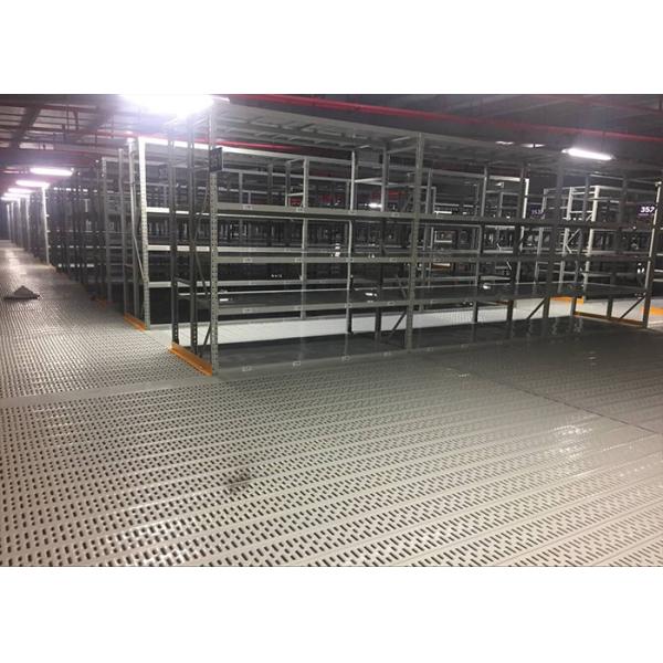 Серое стекло подкреплено мезанниновыми стальными полками для больших складов