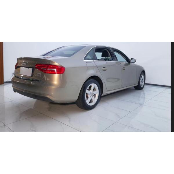 Места черноты автомобиля среднего размера варианта комфорта Audi A4 2.0T внутренние двухсторонние электрические