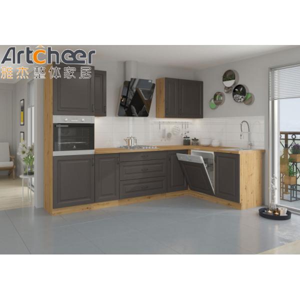 Современные кухонные шкафы и искусственный камень для классических столешниц