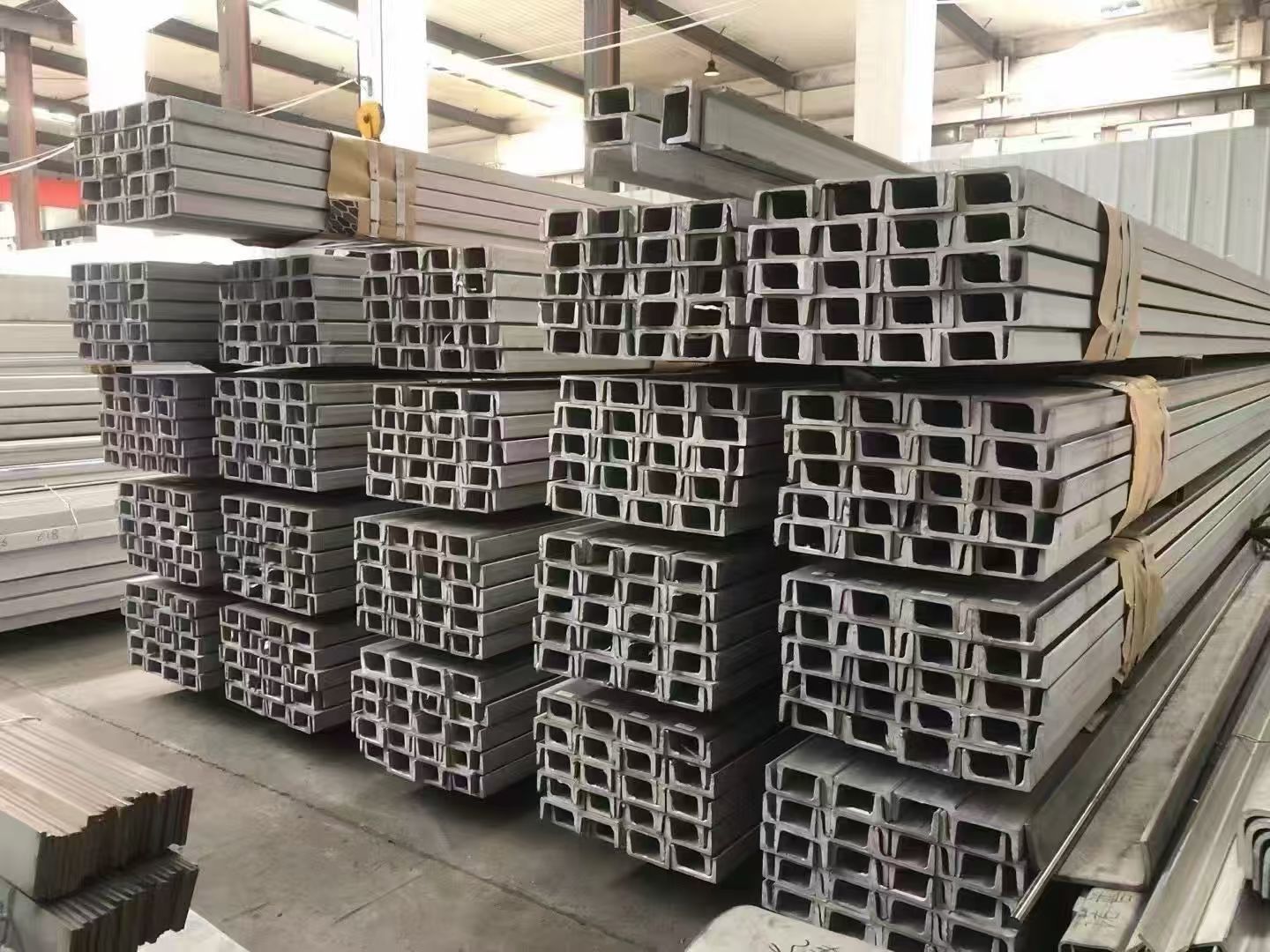 304, 201, 316.... Channel steel is used in construction and civil engineering, machinery and vehicle manufacturing, electric power and communications, and other fields.