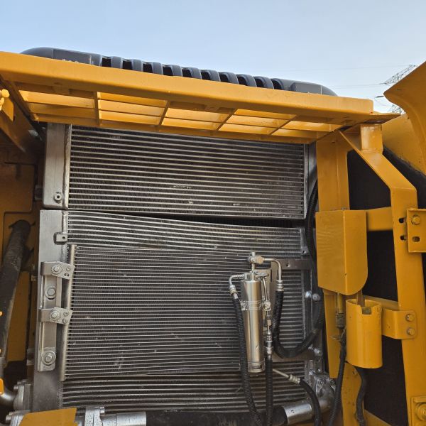 Used tracked Excavator Chinese brand 22T in excellent condition  capacity 1.1m³ rated power 112kW for construction