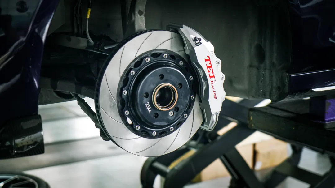 Front Big Brake Kit 6 Piston Caliper With 355x32mm Rotor BBK Auto Brake System For Mercedes Benz E200L 18 Inch Car Rim