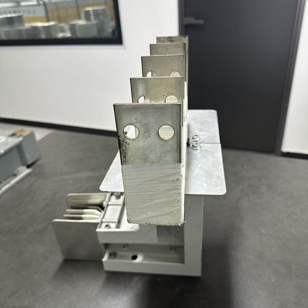 Barre omnibus de type sandwich à encastrer pour gaine isolante dense