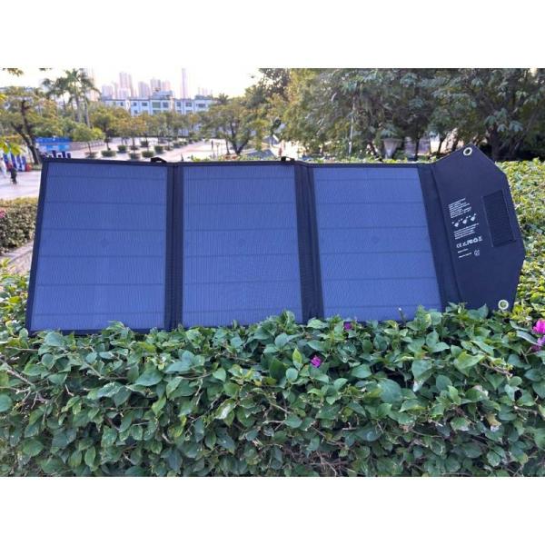 Bolso plegable solar portátil y ligero con 2 puertos USB 2.35 Kgs dimensiones plegadas 39.9 X 35.5 X 3.9 Cm