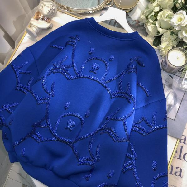 Camisa de pescoço feminino com gráfico de urso fofinho e impressão de brilho