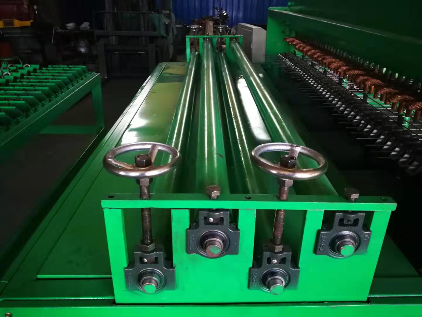 Сварочный аппарат сетки мотора сервопривода 2500mm катушки усиливая