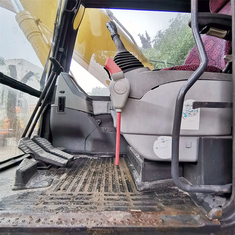 Японский оригинальный использованный экскаватор Komatsu PC200-7 весом 20 тонн в Шанхае
