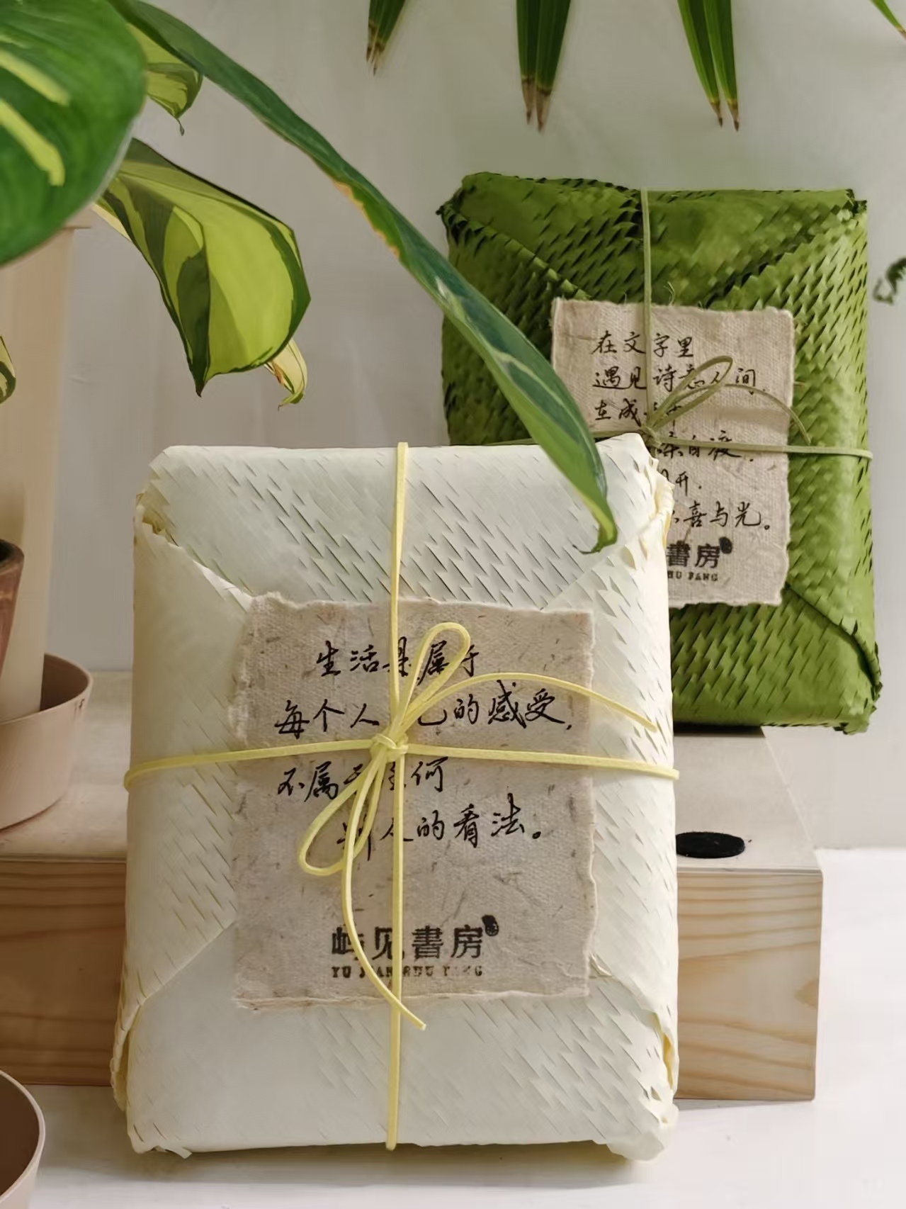 White Honeycomb Paper Sleeve – Expandable Book Protector for Shipping & Gift Wrapping