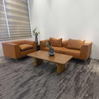 Un canapé de bureau moderne, en cuir, une salle d'attente, un canapé de bureau confortable.