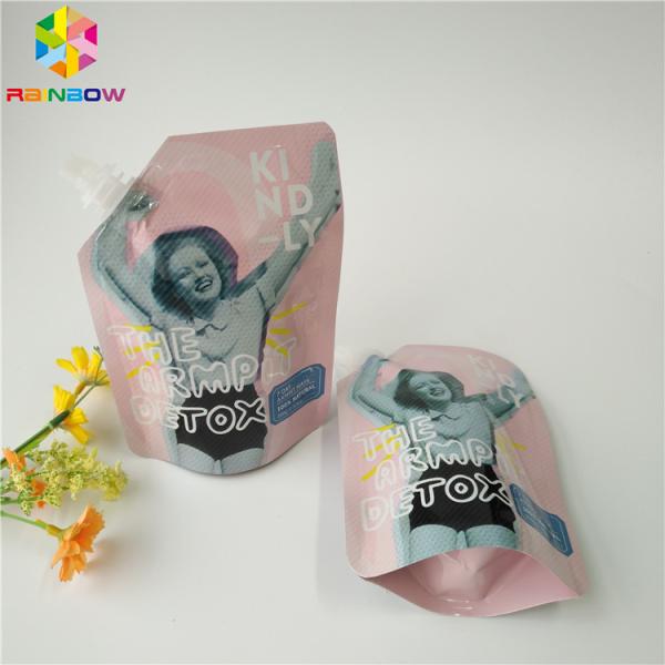 En plastique blancs tiennent le corps frottent le sac cosmétique d'emballage pour le sel de mer baignant des soins de la peau