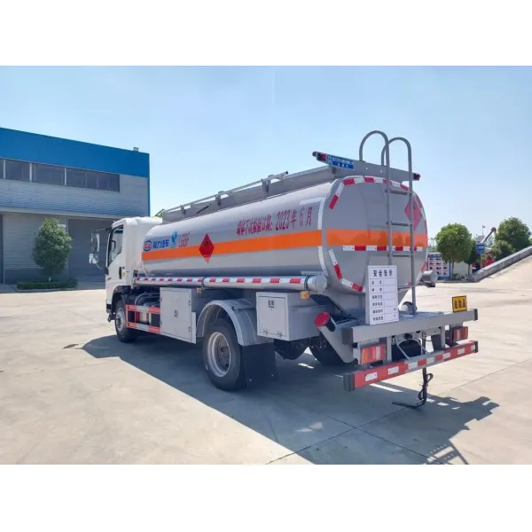 Sinotruk HOWO 5cbm Heavy Duty Fuel Tank Truck for Sale