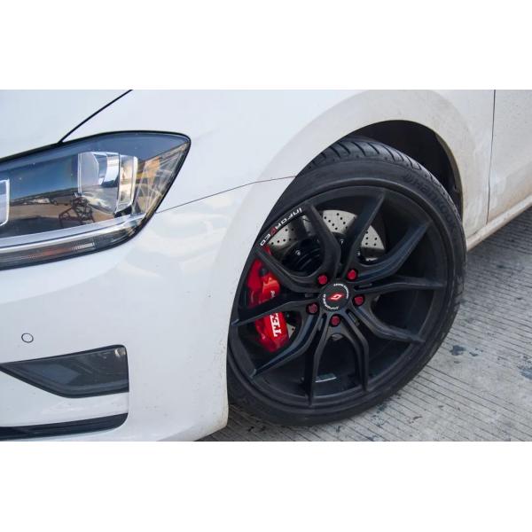 Kit de freinage avant grand 4 étriers à piston avec système de freinage automatique à rotor 330x28mm pour Volkswagen Golf Sports 17 pouces Jante de voiture