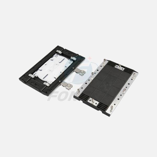 12 el mercado de la entrada 2 de la base 2 vira la caja de la pared hacia el lado de babor del cierre del empalme de la fibra óptica