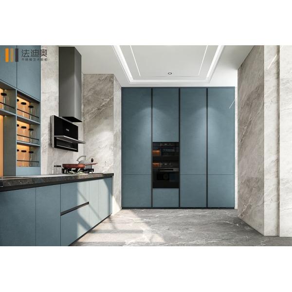 Cabinetes de cocina de acero inoxidable modernos con estantes abiertos de acabado azul