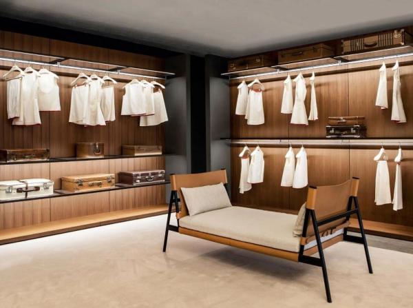 Caminhada em forma de u de madeira do quarto em unidades de armazenamento do armário para o armazenamento da roupa