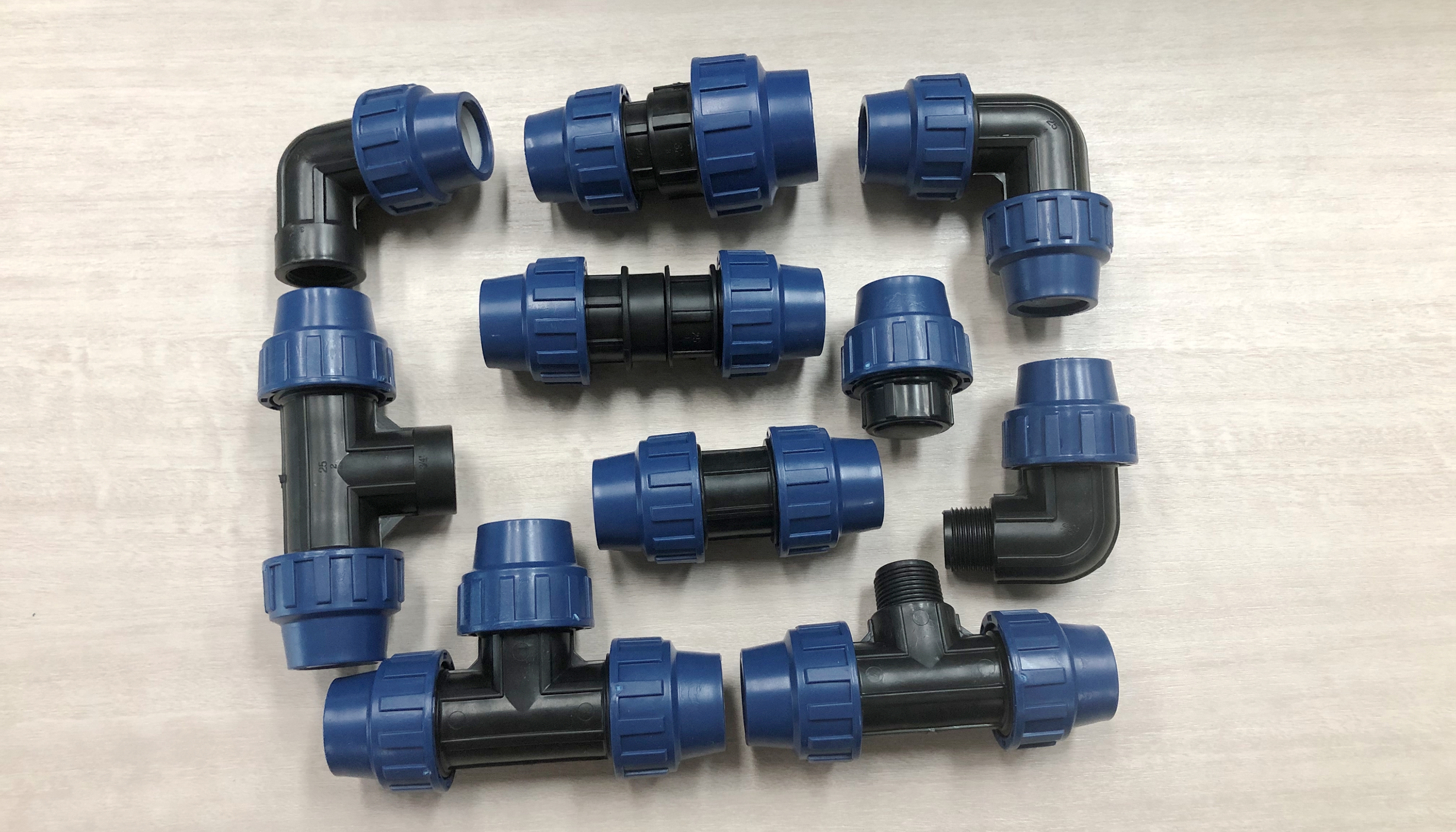штуцеры обжатия HDPE тройника гаечной резьбы 32mm быстрые совместные для поставлять воды