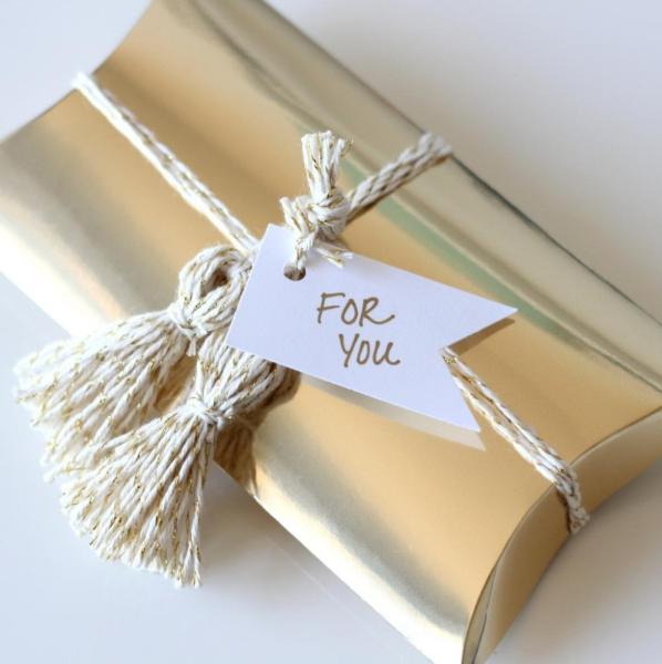 Gold Kraft Christmas Pillow Boxes Paper Folding Jewelry Packaging Ribbon Tag Attachment