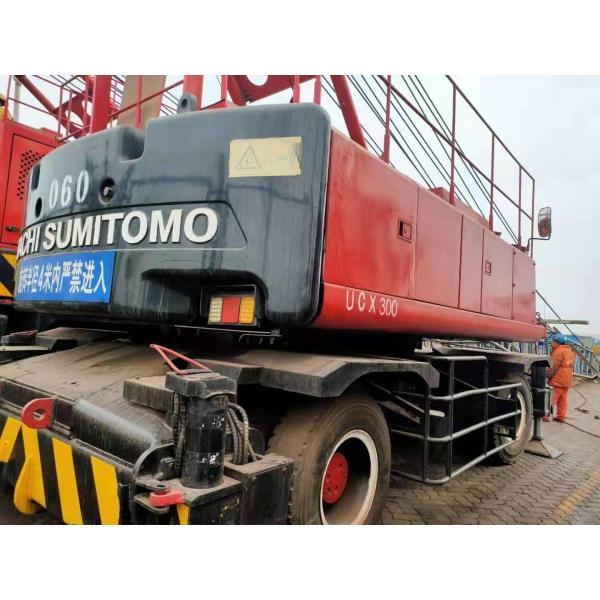 Red 110KW 2100RPM Full Rotary 40T Tire Mounted Crane