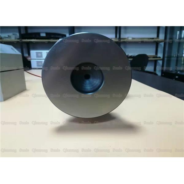 La máquina de costura ultrasónica de la tela inconsútil con gira la rueda que trabaja totalmente síncrono