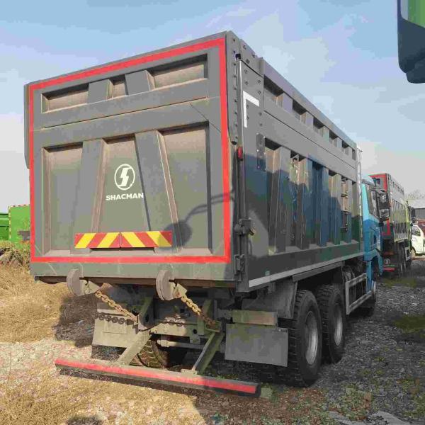 Caminhão de descarga pesado de 400 hp configurado com suspensão de rodagem aérea para desempenho ideal
