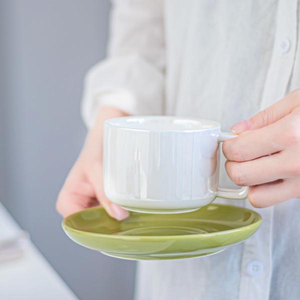 Une tasse de thé en céramique stylée et une soucoupe en couleurs personnalisées pour cadeaux d'affaires