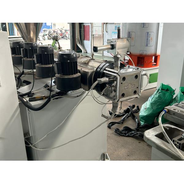 линия двойной винт 8 Mters штранг-прессования профиля плинтуса Pvc 22kw длиной
