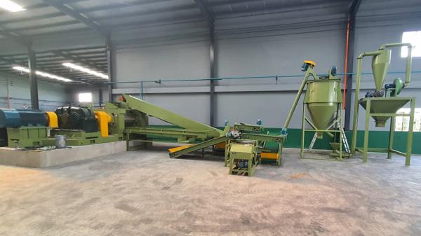 A linha de reciclagem de pneus semiautomática transforma os pneus em pó de borracha de malha 0-200