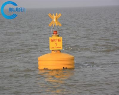 Oceano amarelo vermelho verde das boias da navegação da água com luz de sinal solar