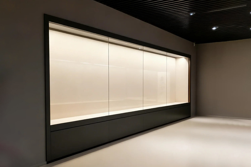 Seamless Anti-Glare Glass Museum Exhibit Cabinet With Concealed LED Lighting And Fabric Back Panel