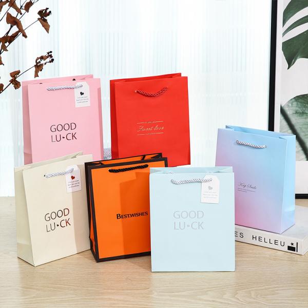 Sacs-cadeaux en papier écologiques avec poignées de corde pour vêtements